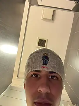 Snapshot of johnycash21 chatting on 12/01/25, 08:47 johnycash21 online show from 12/01/25, 08:47