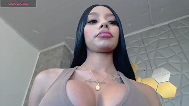 Tiffanny online show from 10/11/25, 03:10