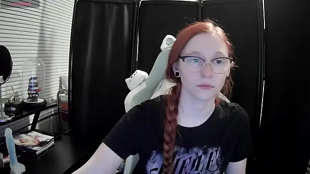 Snapshot of LilyFoxxx chatting on 02/12/25, 04:23 LilyFoxxx online show from 02/12/25, 04:23