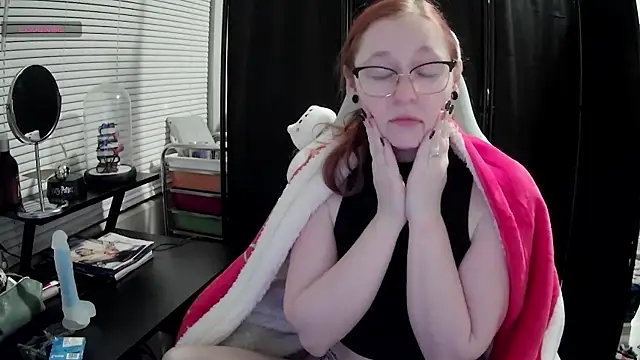 Snapshot of LilyFoxxx chatting on 02/17/25, 04:20 LilyFoxxx online show from 02/17/25, 04:20