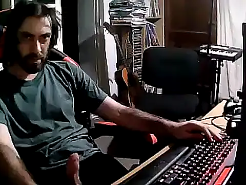 Snapshot of johnwood88 chatting on 02/05/25, 06:56 johnwood88 online show from 02/05/25, 06:56