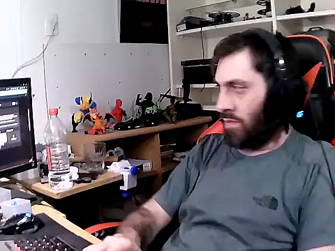 Snapshot of johnwood88 chatting on 12/16/25, 05:12 johnwood88 online show from 12/16/25, 05:12