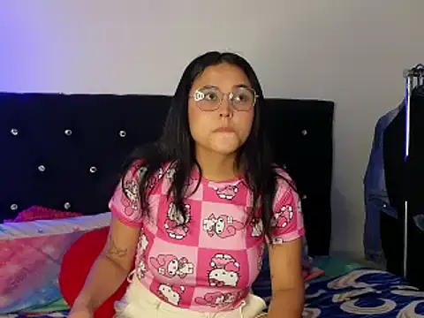 Snapshot of Sweet_xuee18 chatting on 03/22/26, 05:00 Sweet xuee18 online show from 03/22/26, 05:00