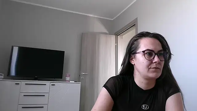 Snapshot of Antonia_1313 chatting on 03/05/25, 10:44 Antonia 1313 online show from 03/05/25, 10:44