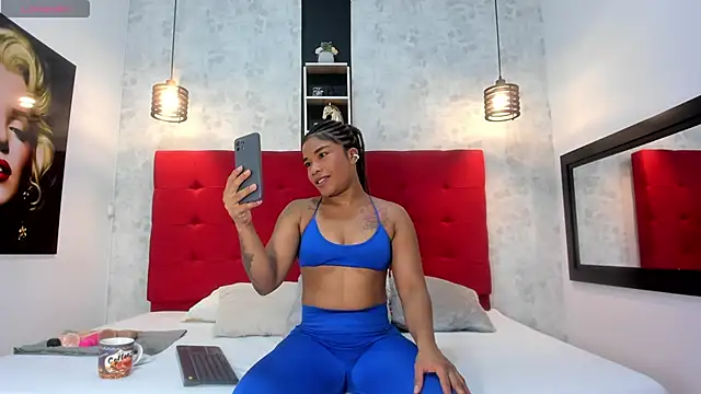 Snapshot of SilvannaFit chatting on 02/12/25, 12:44 SilvannaFit online show from 02/12/25, 12:44