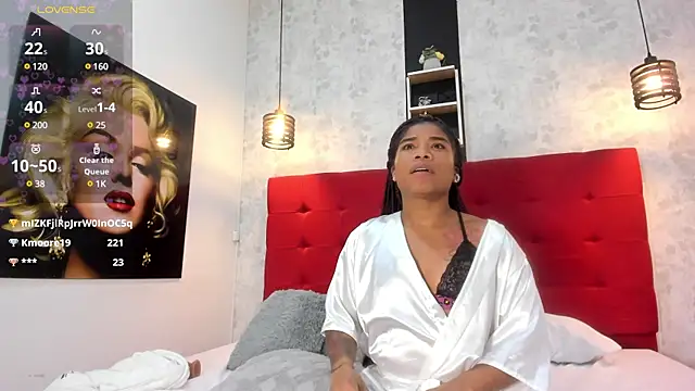 Snapshot of SilvannaFit chatting on 03/23/25, 02:04 SilvannaFit online show from 03/23/25, 02:04