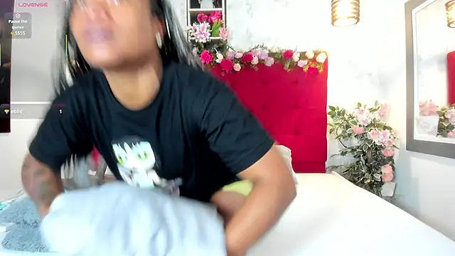 Snapshot of SilvannaFit chatting on 09/19/25, 11:44 SilvannaFit online show from 09/19/25, 11:44