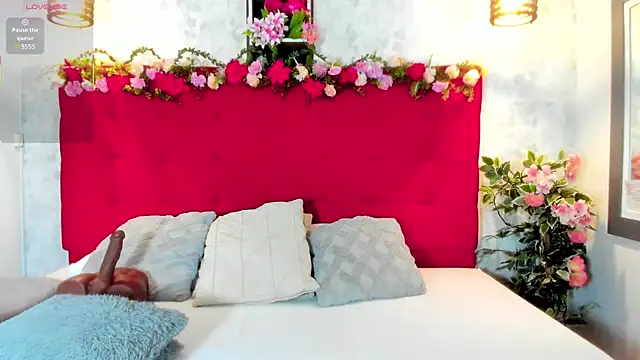 Snapshot of SilvannaFit chatting on 09/25/25, 12:09 SilvannaFit online show from 09/25/25, 12:09