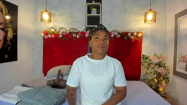 Snapshot of SilvannaFit chatting on 10/16/25, 12:06 SilvannaFit online show from 10/16/25, 12:06