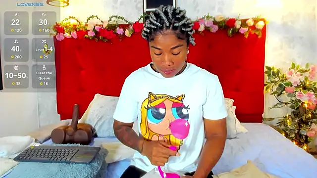 Snapshot of SilvannaFit chatting on 10/19/25, 10:27 SilvannaFit online show from 10/19/25, 10:27