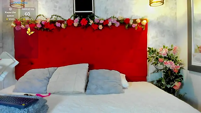 Snapshot of SilvannaFit chatting on 10/20/25, 12:16 SilvannaFit online show from 10/20/25, 12:16