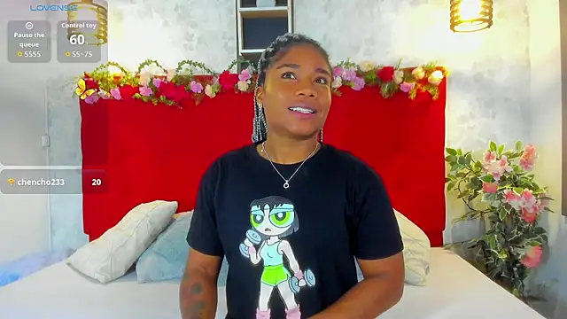 Snapshot of SilvannaFit chatting on 10/21/25, 12:17 SilvannaFit online show from 10/21/25, 12:17