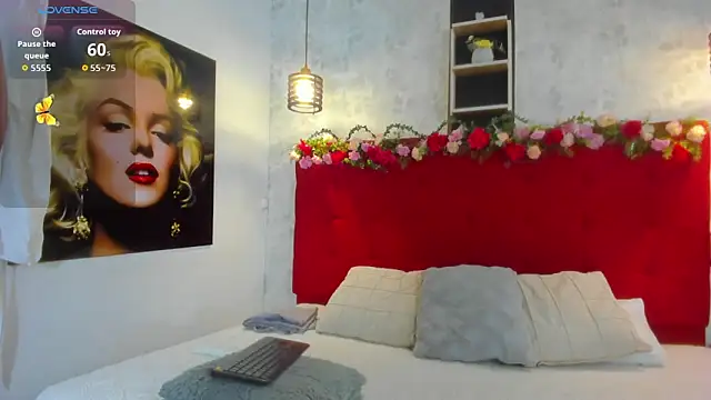 Snapshot of SilvannaFit chatting on 10/24/25, 12:12 SilvannaFit online show from 10/24/25, 12:12