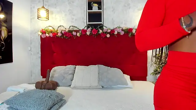 Snapshot of SilvannaFit chatting on 10/31/25, 11:55 SilvannaFit online show from 10/31/25, 11:55