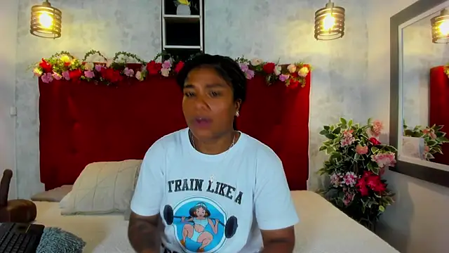 Snapshot of SilvannaFit chatting on 11/10/25, 12:15 SilvannaFit online show from 11/10/25, 12:15