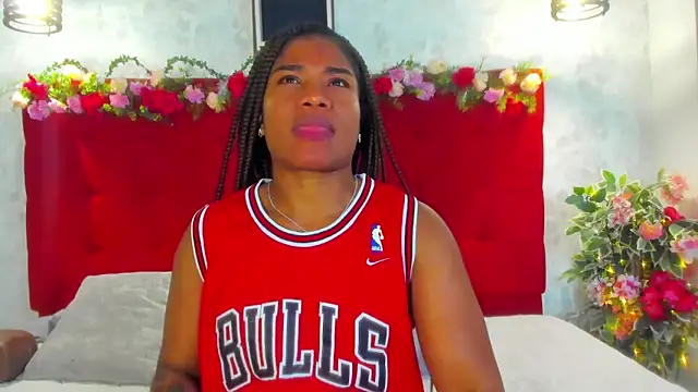 Snapshot of SilvannaFit chatting on 11/11/25, 11:54 SilvannaFit online show from 11/11/25, 11:54