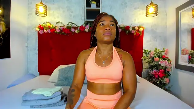 Snapshot of SilvannaFit chatting on 11/18/25, 12:31 SilvannaFit online show from 11/18/25, 12:31