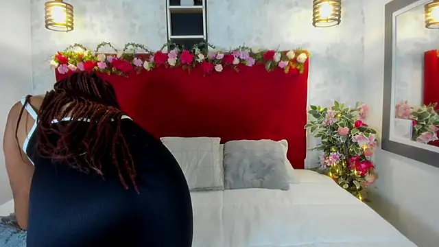 Snapshot of SilvannaFit chatting on 11/24/25, 12:05 SilvannaFit online show from 11/24/25, 12:05