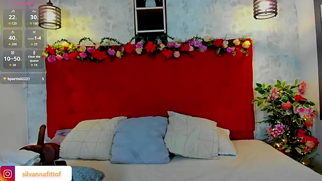 Snapshot of SilvannaFit chatting on 11/28/25, 12:08 SilvannaFit online show from 11/28/25, 12:08