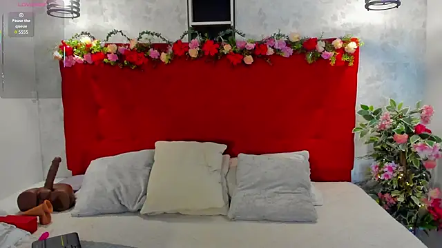 Snapshot of SilvannaFit chatting on 12/03/25, 10:24 SilvannaFit online show from 12/03/25, 10:24