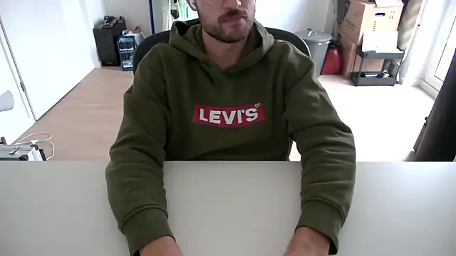 Snapshot of taallguyy_196 chatting on 10/29/25, 02:52 taallguyy 196 online show from 10/29/25, 02:52