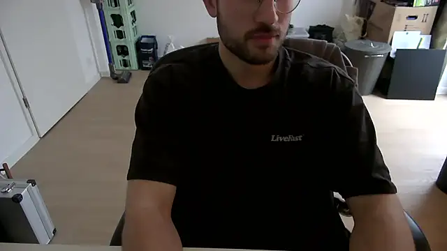 Snapshot of taallguyy_196 chatting on 11/19/25, 12:05 taallguyy 196 online show from 11/19/25, 12:05