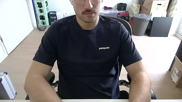 Snapshot of taallguyy_196 chatting on 11/21/25, 09:52 taallguyy 196 online show from 11/21/25, 09:52