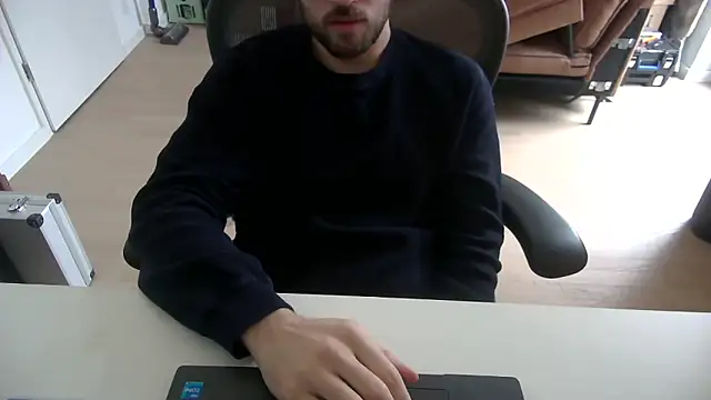 Snapshot of taallguyy_196 chatting on 12/17/25, 11:05 taallguyy 196 online show from 12/17/25, 11:05