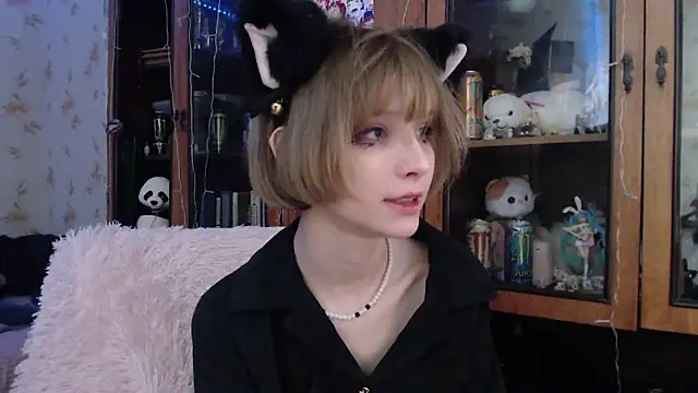 Snapshot of cloudgirrl chatting on 02/21/25, 11:32 cloudgirrl online show from 02/21/25, 11:32