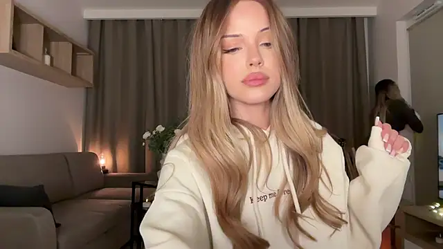 Snapshot of Julia_RL chatting on 11/28/25, 11:18 Julia RL online show from 11/28/25, 11:18