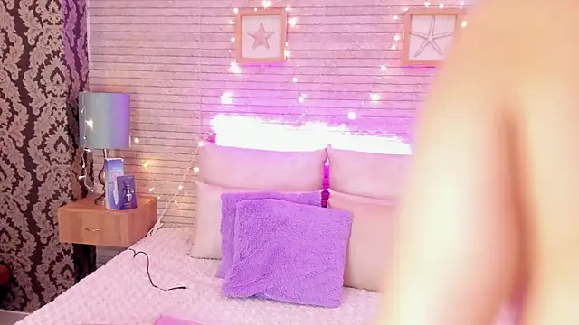 Snapshot of Catalinna_Thompson chatting on 03/04/25, 12:01 Catalinna Thompson online show from 03/04/25, 12:01