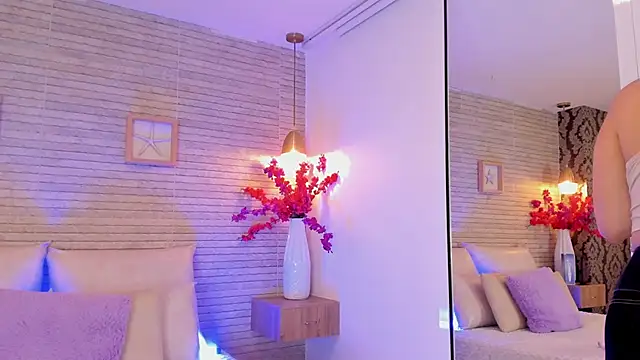 Snapshot of Catalinna_Thompson chatting on 10/19/25, 11:44 Catalinna Thompson online show from 10/19/25, 11:44