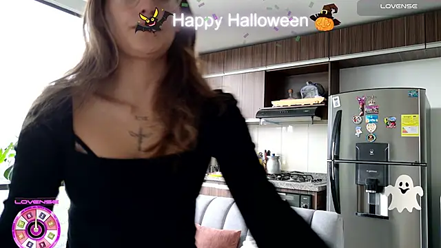 Snapshot of Emmy_petit chatting on 10/28/25, 03:14 Emmy petit online show from 10/28/25, 03:14