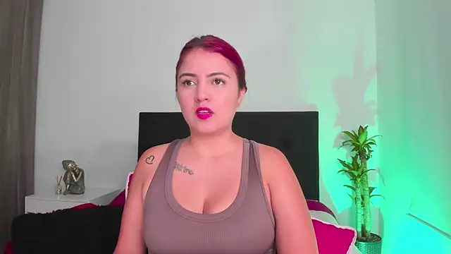 Snapshot of LaylaJewel chatting on 12/13/24, 02:43 LaylaJewel online show from 12/13/24, 02:43