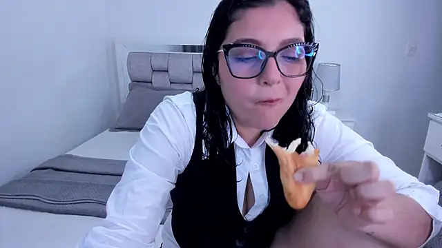 Camilaa bueno online show from 04/30/26, 10:47