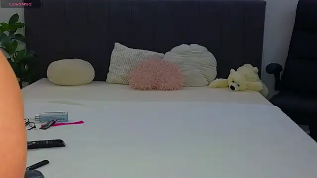 LauraMirage online show from 11/27/25, 09:00