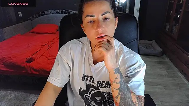 Snapshot of Aria_Dl chatting on 10/13/25, 11:54 Aria Dl online show from 10/13/25, 11:54