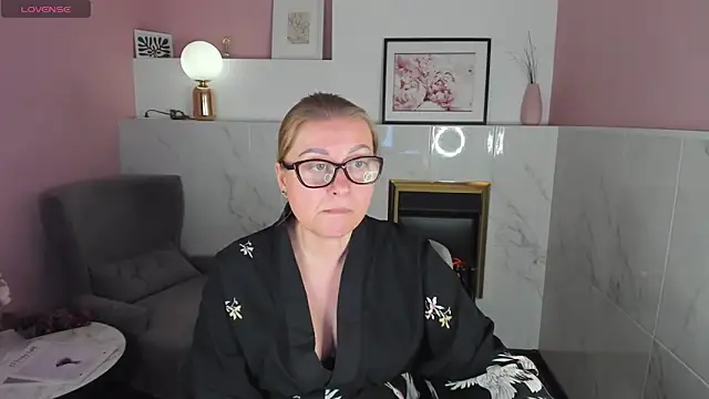 Snapshot of AlexandraKind chatting on 02/01/25, 04:44 AlexandraKind online show from 02/01/25, 04:44