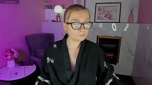 Snapshot of AlexandraKind chatting on 02/04/25, 04:39 AlexandraKind online show from 02/04/25, 04:39