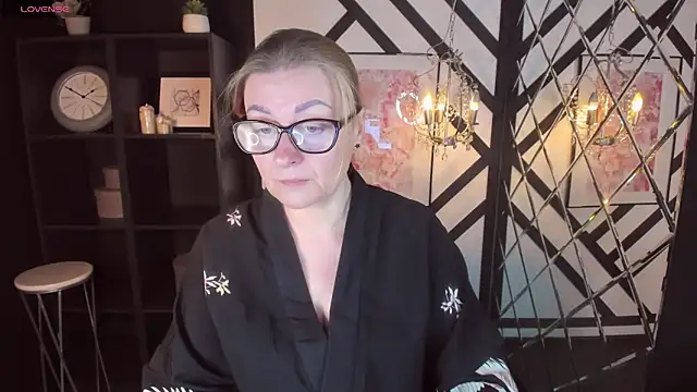 Snapshot of AlexandraKind chatting on 02/05/25, 01:33 AlexandraKind online show from 02/05/25, 01:33