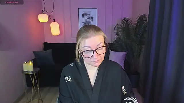 Snapshot of AlexandraKind chatting on 02/08/25, 01:54 AlexandraKind online show from 02/08/25, 01:54