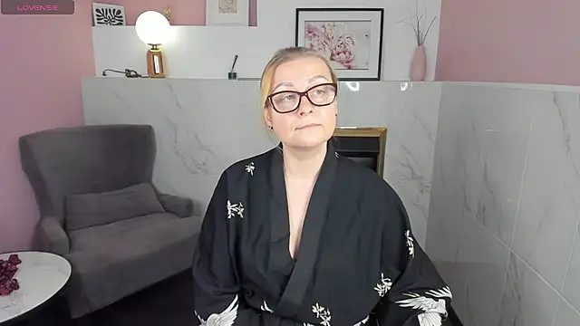 Snapshot of AlexandraKind chatting on 02/13/25, 02:56 AlexandraKind online show from 02/13/25, 02:56