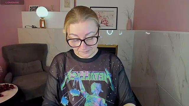 Snapshot of AlexandraKind chatting on 02/17/25, 05:36 AlexandraKind online show from 02/17/25, 05:36