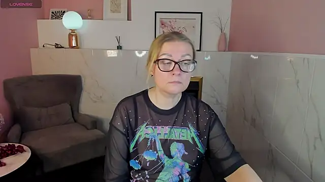 Snapshot of AlexandraKind chatting on 02/17/25, 11:44 AlexandraKind online show from 02/17/25, 11:44