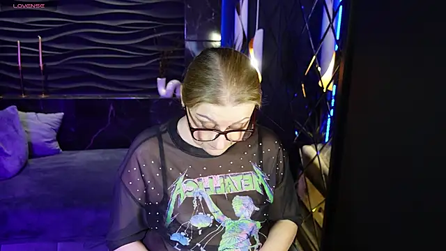 Snapshot of AlexandraKind chatting on 02/19/25, 11:46 AlexandraKind online show from 02/19/25, 11:46