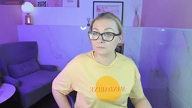 Snapshot of AlexandraKind chatting on 02/23/25, 08:39 AlexandraKind online show from 02/23/25, 08:39