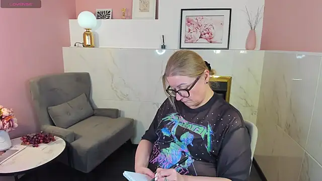 Snapshot of AlexandraKind chatting on 02/27/25, 06:50 AlexandraKind online show from 02/27/25, 06:50