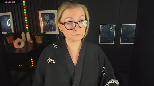 Snapshot of AlexandraKind chatting on 03/04/25, 11:43 AlexandraKind online show from 03/04/25, 11:43