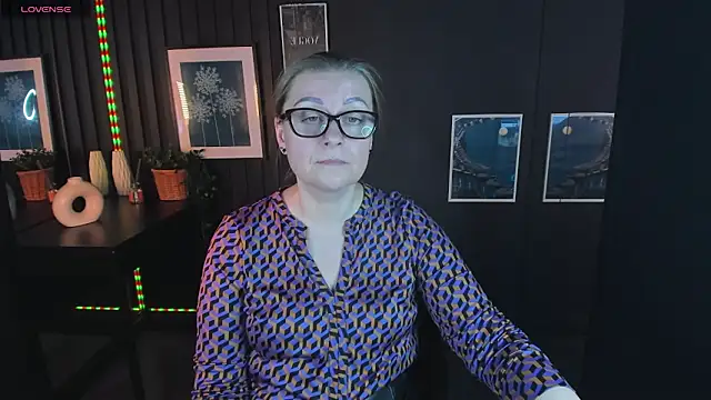 Snapshot of AlexandraKind chatting on 03/05/25, 12:11 AlexandraKind online show from 03/05/25, 12:11