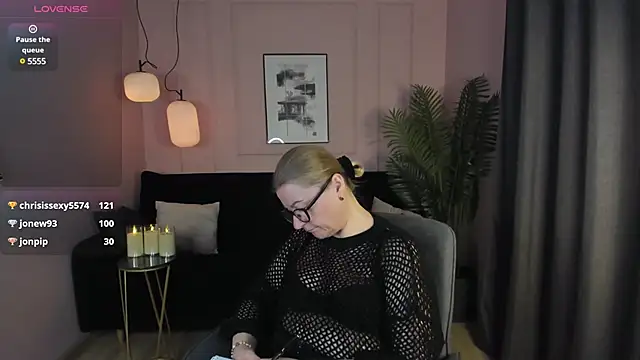 Snapshot of AlexandraKind chatting on 03/12/25, 03:24 AlexandraKind online show from 03/12/25, 03:24